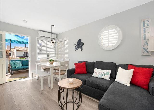 Balboa Paradise - Renovated Coastal Haven Ferienhaus